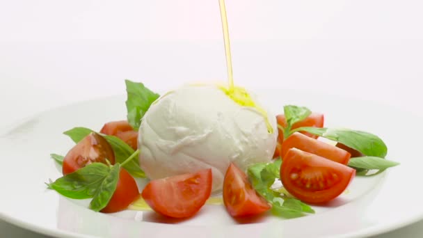 Caprese-Salat mit eingießendem Olivenöl — Stockvideo