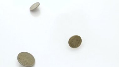 Beyaz zemin üzerine düşen paraları
