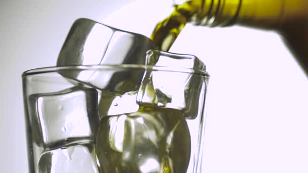 Verter whisky frío en el vaso — Vídeo de stock