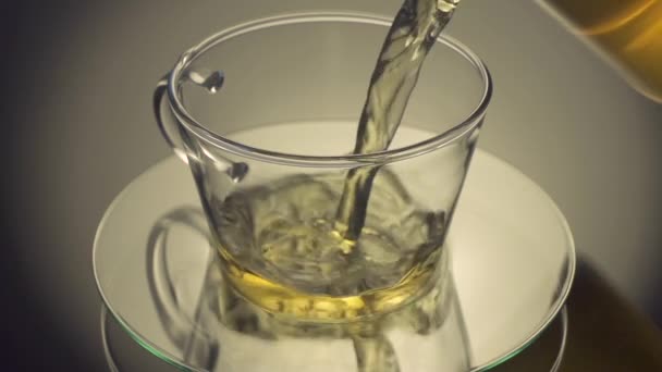 Verter té verde en la taza — Vídeo de stock