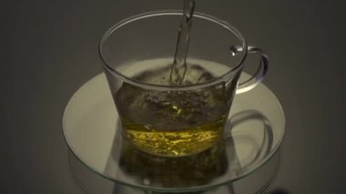 Çay fincana dökülüyor.