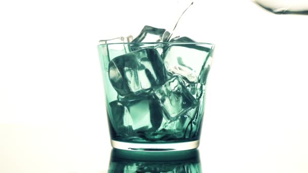 Víz ömlött be a kék üveg, jégkocka
