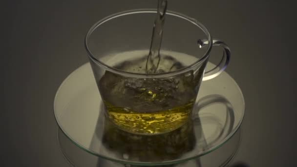 Tee wird in Glas Teetasse gegossen — Stockvideo