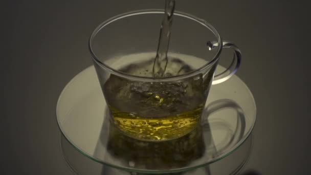 Té que se vierte en taza de té de vidrio — Vídeos de Stock