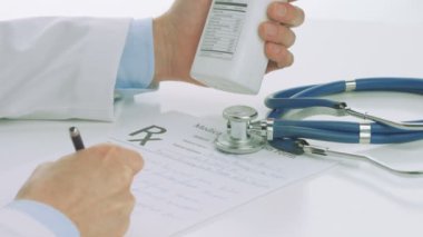 Kadar yakın doktor eller ile ilaç rescription yazma