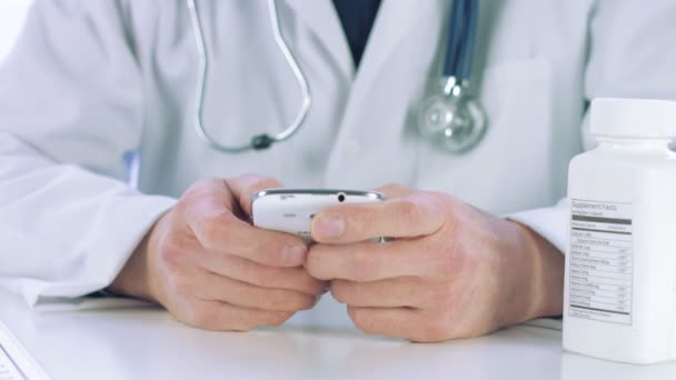 Arts handen texting op een slimme telefoon — Stockvideo