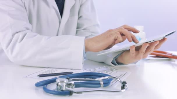Médico trabajando con tableta — Vídeo de stock