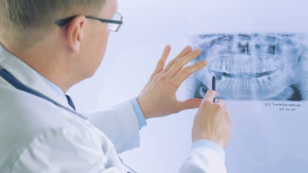 Medico che studia una radiografia nel suo ufficio — Video Stock