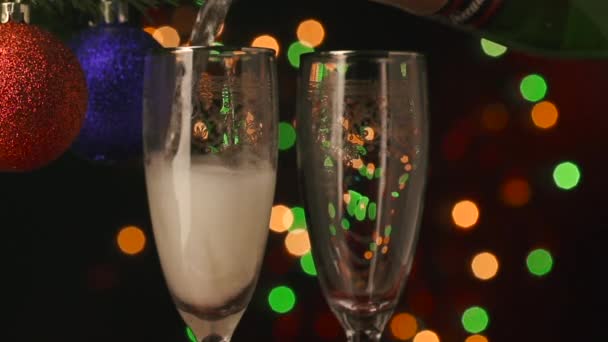 붓는 샴페인 새 해를 축 하 하기 위해 준비와 두 샴페인 잔 — 비디오