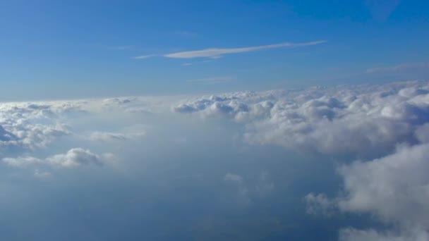 Samolot przelatujący nad chmurami — Wideo stockowe
