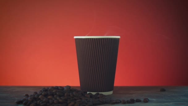 Geopende take-out koffie in kartonnen beker — Stockvideo