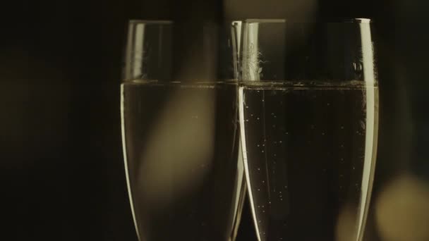 Une paire de flûtes de champagne avec bulles — Video