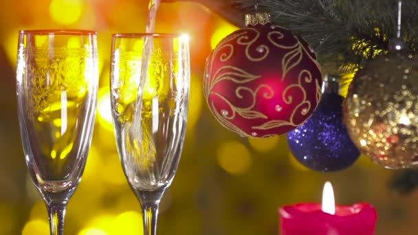 Árbol de navidad con dos copas y champán — Vídeos de Stock