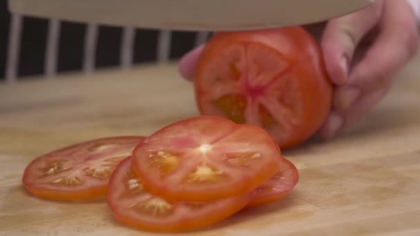 Chef corte de tomates — Vídeo de Stock