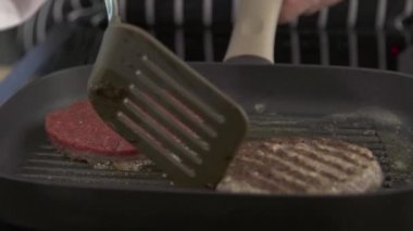 Soba bir kalbur tava pişirme Burger yakın çekim