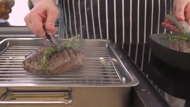 Chef colocando pedaços de bifes na grelha — Vídeo de Stock