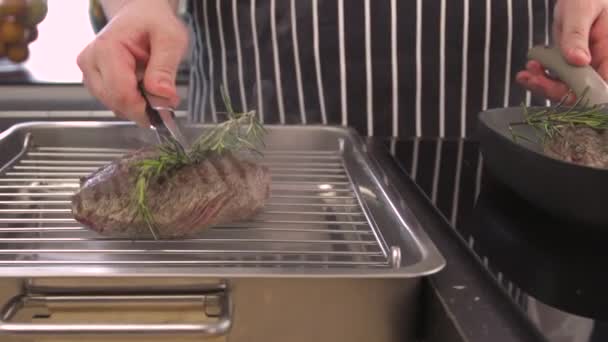 Chef poniendo trozos de filetes en la parrilla — Vídeos de Stock