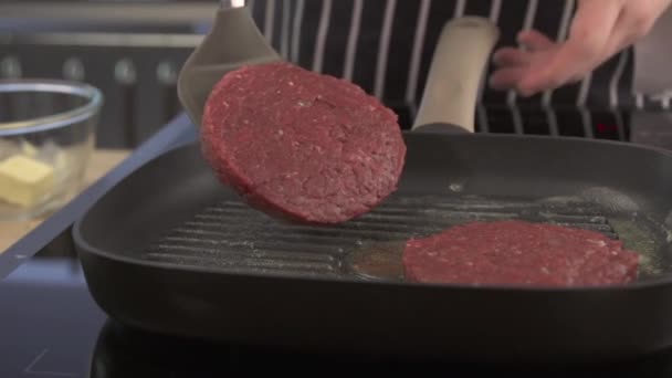 Chef grelhado carne em uma panela — Vídeo de Stock