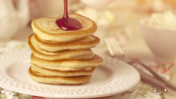 Pila de panqueques caseros con mermelada de verter — Vídeo de stock