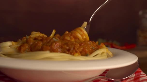 Kronkelende vork met pasta — Stockvideo