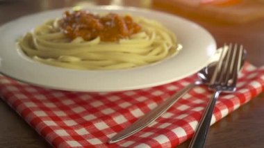 Soslu makarna ve fesleğen.