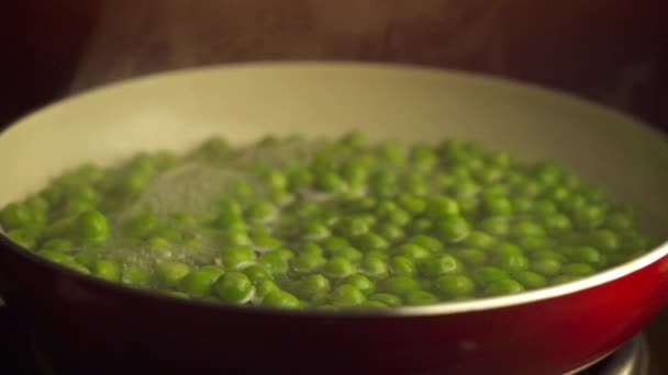 Steaming boiled green peas — Stock Video