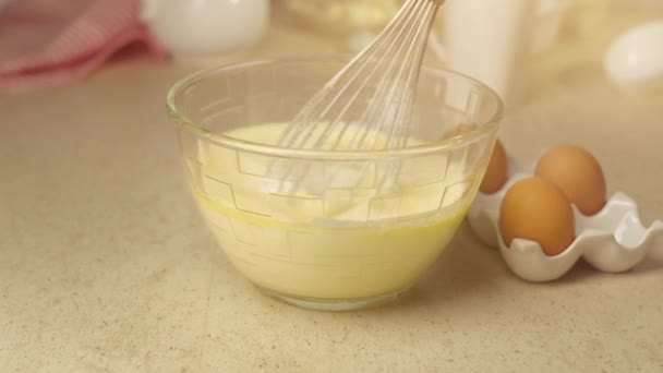 Batiendo las yemas de huevo con azúcar y crema — Vídeos de Stock