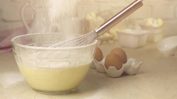 Sifting flour into bowl on table — Stock Video