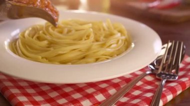 Sos spagetti üzerine dökülen
