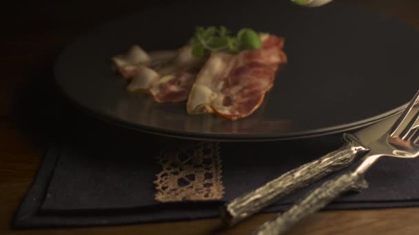 Pancetta fritta croccante su piatto nero con salsa versante — Video Stock