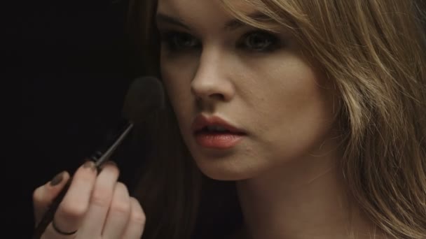 Tvoří umělec dělá profesionální make-up mladé ženy — Stock video