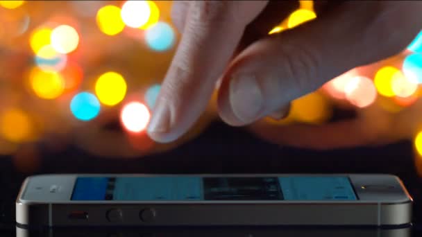 Finger Touching Tablet Pantalla táctil, navegar por Internet sobre fondo bokeh — Vídeos de Stock