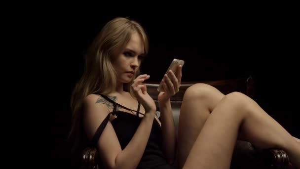 Sexy młoda kobieta z tatto korzystanie smartphone — Wideo stockowe