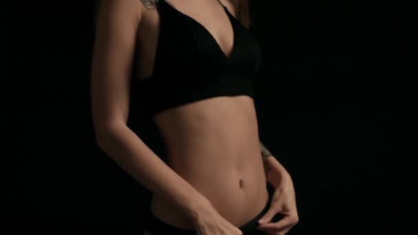 Belle jeune femme sportive et sexy sur fond noir — Video