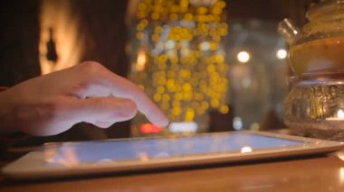 Kafede dijital tablet dokunmatik ekran kullanarak adam ellerini yukarıya kapatmak