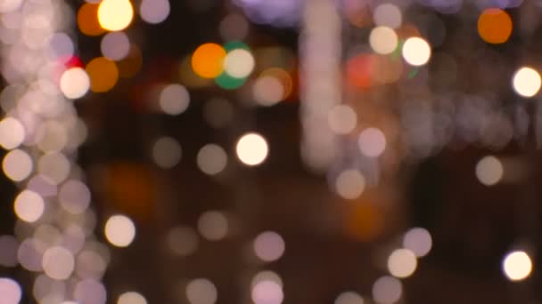 Krásné pestré a zářivé bokeh světla v noci městské dopravy — Stock video