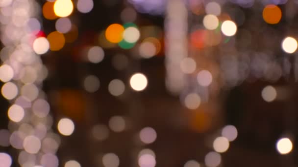 Belles lumières bokeh colorées et lumineuses dans la circulation nocturne de la ville 