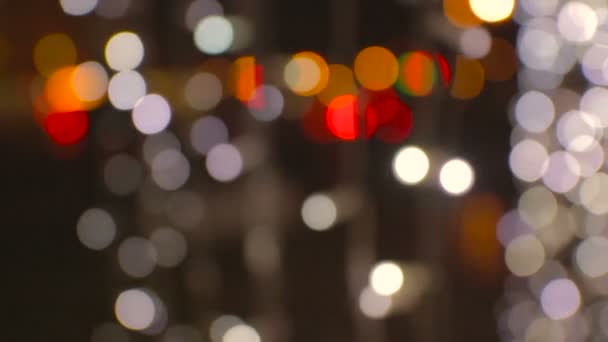 Luces nocturnas de la ciudad desenfocadas con un bonito fondo bokeh — Vídeo de stock