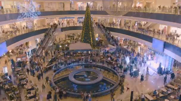 MOSCOU - DÉCEMBRE 21, 2015 : la circulation des personnes dans les chronométrages des centres commerciaux — Video