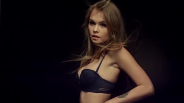 Mulher quente em lingerie com corpo sexy posando no estúdio — Vídeo de Stock