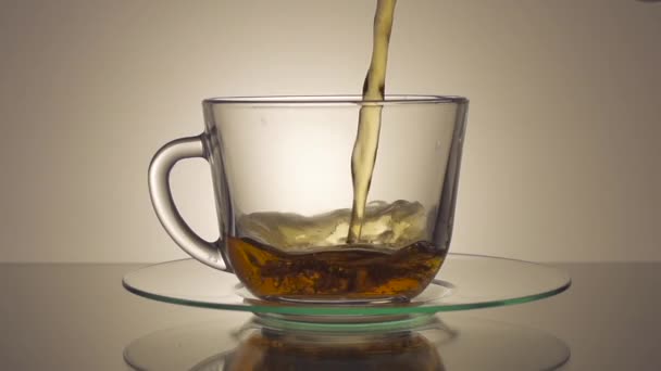 Thé versé dans une tasse de thé en verre