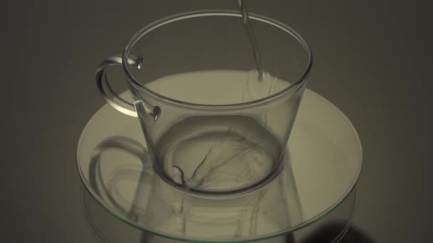 Thé versé dans une tasse de thé en verre — Video