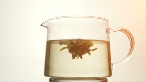 Préparation du thé vert dans un bol en verre 