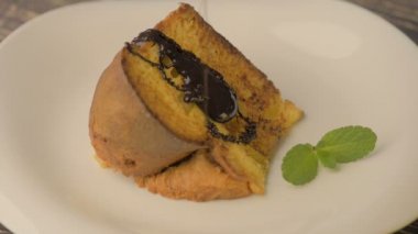 Çikolata soslu taze lezzetli pasta bir parça
