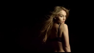 İç çamaşırı seksi kadın vücudunda