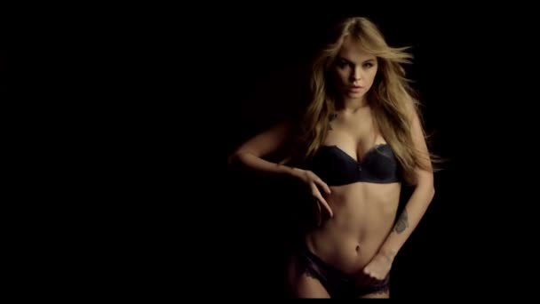 Beautiful underwear model posing on a blacck background — Stock Video