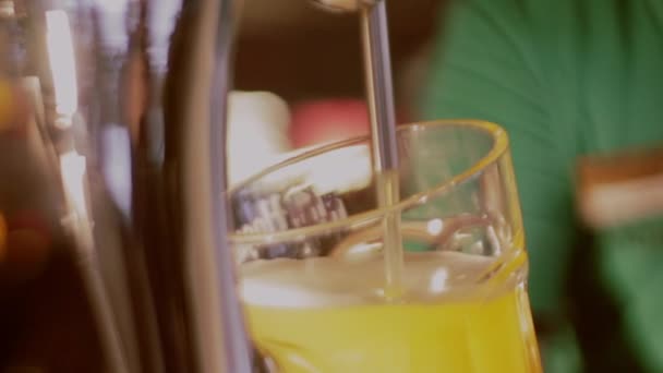 Close-up van barmannen handen bier gieten. — Stockvideo