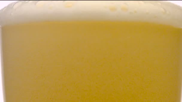 与泡沫的啤酒瓶特写 — 图库视频影像