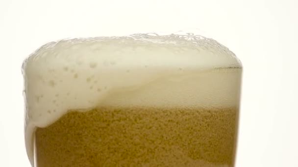 Glas bier close-up met schuim — Stockvideo