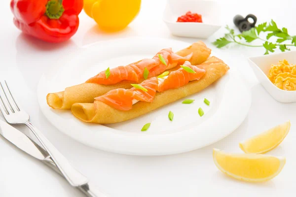 Colazione con pancake e salmone sullo sfondo bianco — Foto Stock